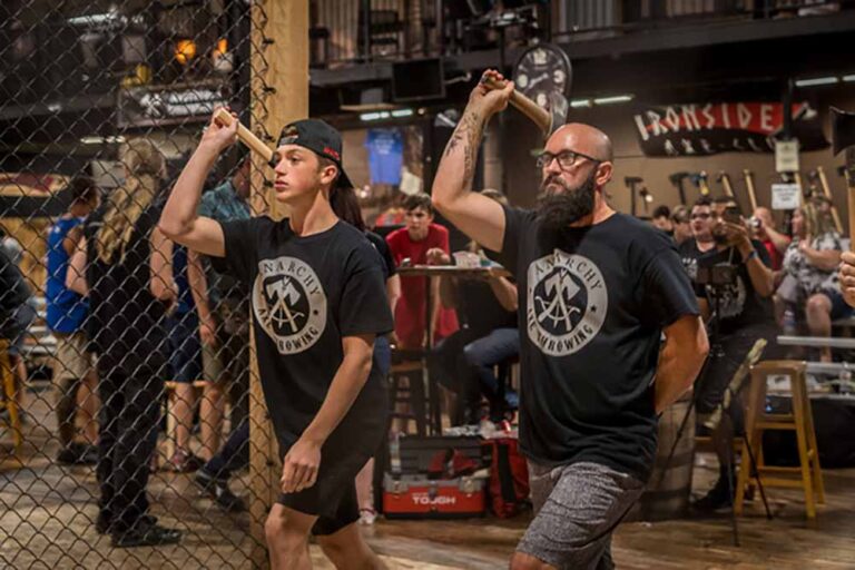How does axe throwing work