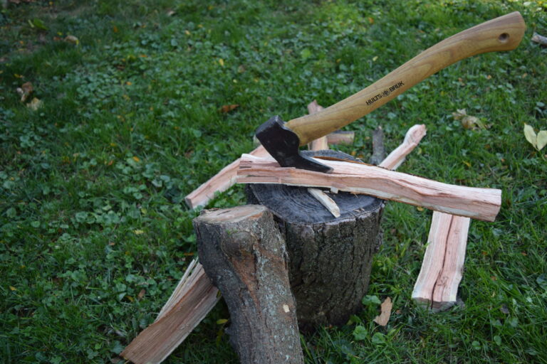 how to swing an axe to split wood